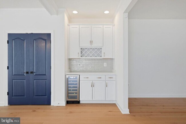 Building Photo - 301 Kingdom Dr