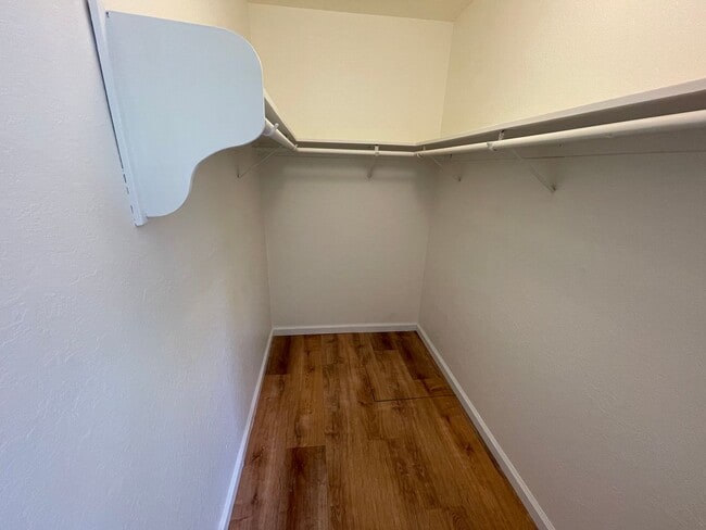 Building Photo - Spacious three bedroom home in desirable Windsor neighborhood!