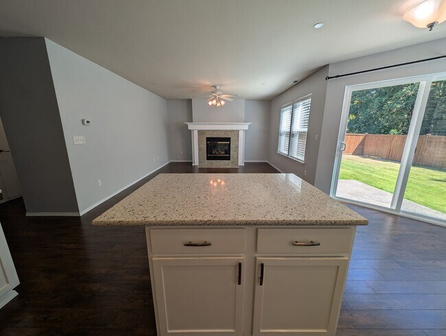 Building Photo - 4 Bedroom, 2.5 Bath DuPont Home!