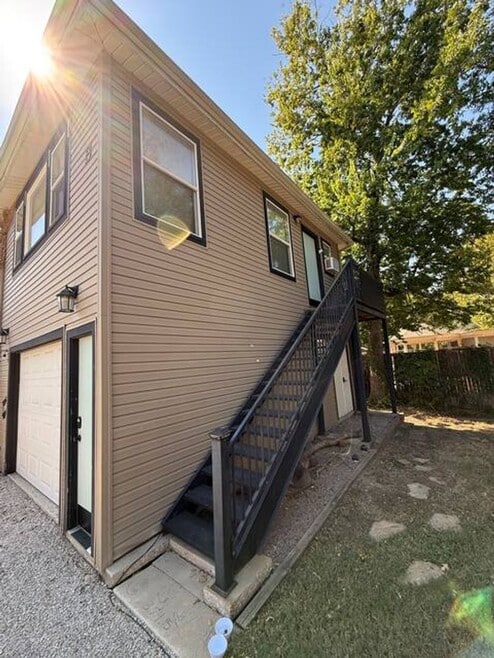 Building Photo - 1217 N Austin St