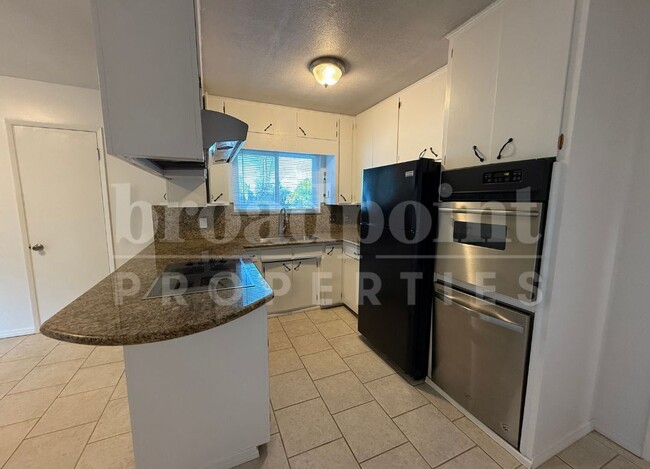 Building Photo - 440 Chestnut Ln