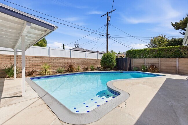 Building Photo - Beautiful modern 3 Bed + 3 Bath House + Pool + Garage