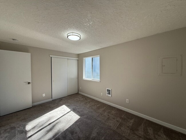 Building Photo - NOW SHOWING - RENOVATED Townhome Style Apartment In Raleigh Hills - See Listing for DETAILS and S...