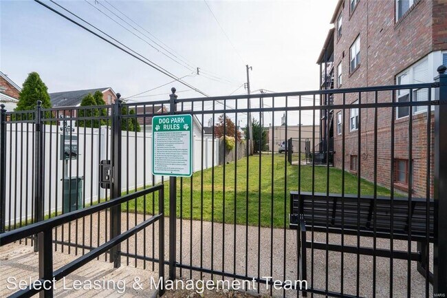 Building Photo - 5816-5828 Lindenwood Ave