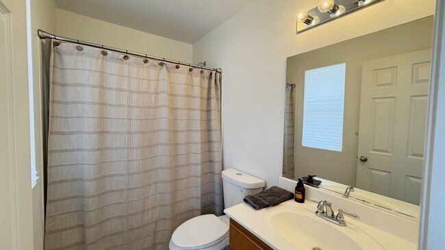 Building Photo - Beautiful Tri-Level 3BD/2BA Townhome in Greystone at Eastlake – Eastlake Chula Vista