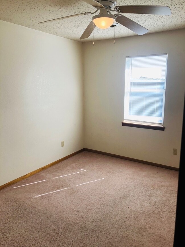 Building Photo - Fresh Interior