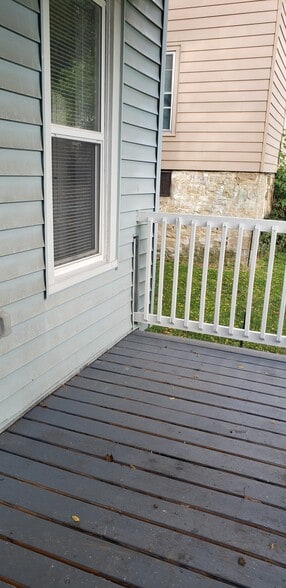 Building Photo - 631 E Monroe St