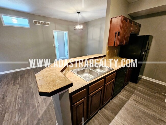 Building Photo - Very Spacious Townhome in West Olathe-Available NOW!!