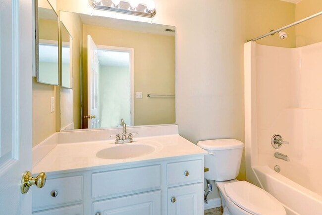 Building Photo - Spacious & Updated Hampton Home