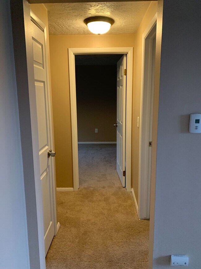 Building Photo - Large 2 Bedroom 1 Bath Apartment