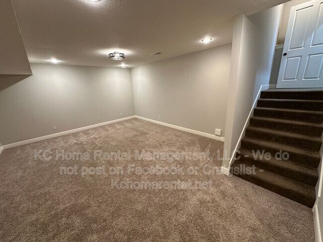 Building Photo - 8608 W 165th St