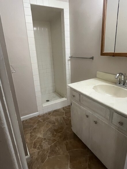 Building Photo - 2 Creekdale Dr