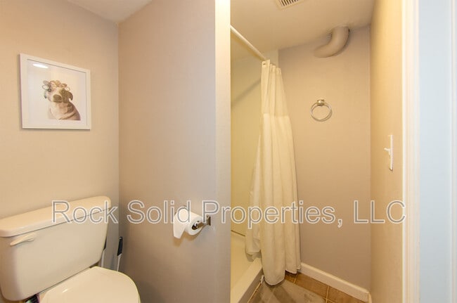 Building Photo - 516 E 6th St