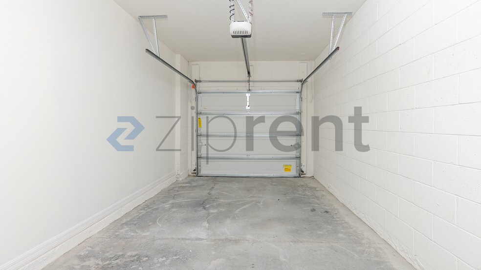 Building Photo - Unit