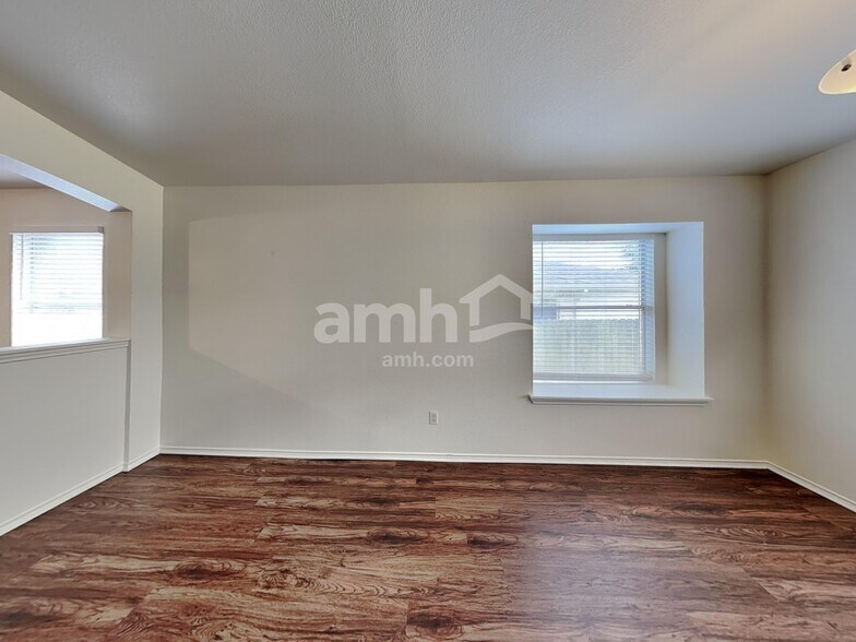 Building Photo - 2412 Hallie Ln
