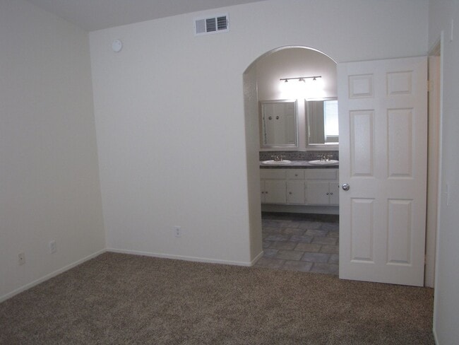 Building Photo - Beautifully upgraded condo in the fantasti...