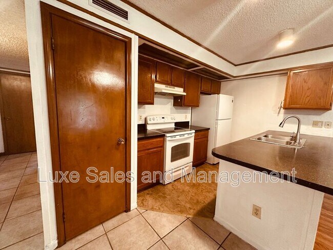 Building Photo - 4110 N Drexel Blvd