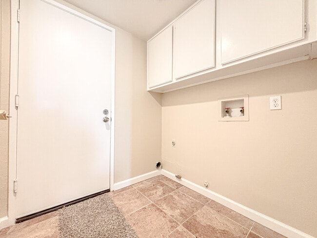 Building Photo - 39360 Longhorn Ct