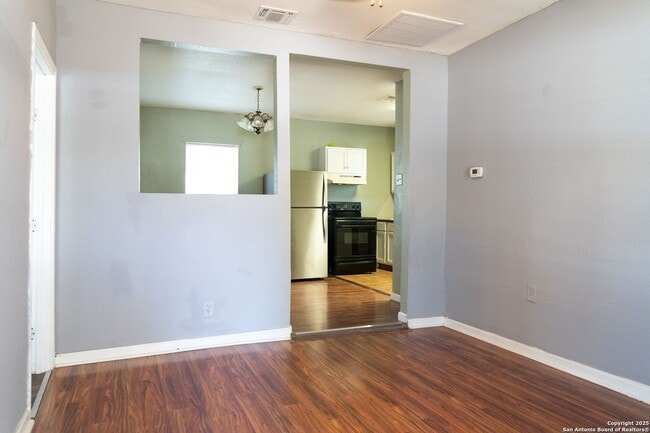 Building Photo - Super Cute 2Bed/1Bath Home for Lease! Available NOW!