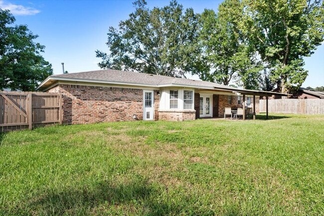 Building Photo - 2315 Robert Dr