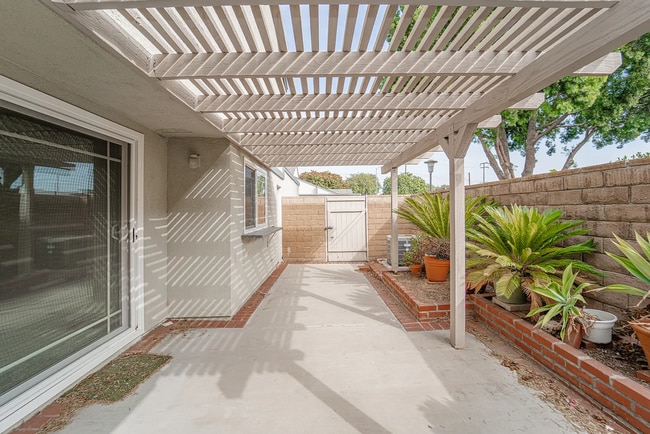 Building Photo - Beautiful 4 Bd Townhouse