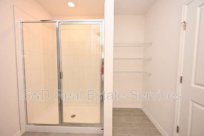 Building Photo - 2106 Rosewood Dr