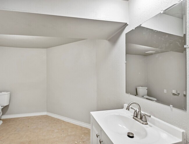 Building Photo - 741 Vine St