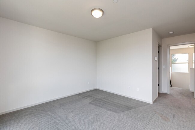 Building Photo - Stylish 3 BR/ 2/5 BA townhouse in Seattle