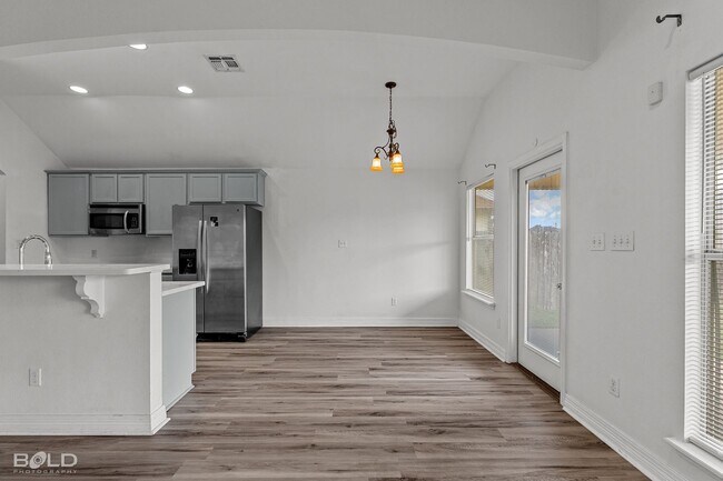 Building Photo - 521 Linnhurst Dr