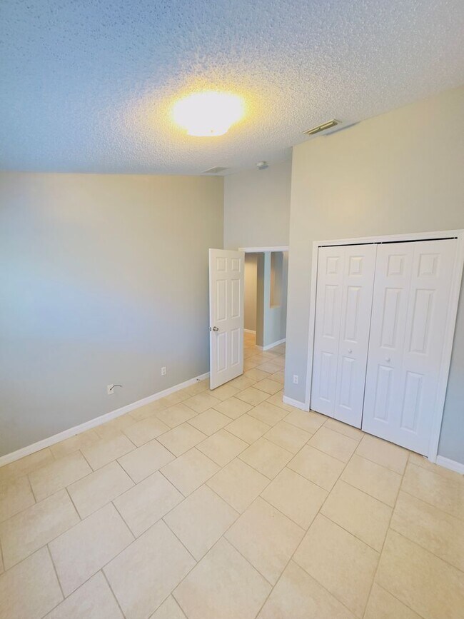 Building Photo - Beautiful 4 bedrooms 2 baths single family...