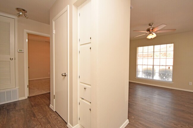 Building Photo - Brookside