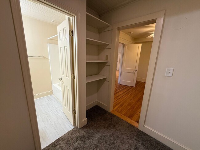 Building Photo - Beautiful 3 Bedroom Apartment