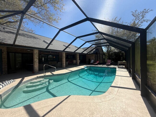 Building Photo - Beautiful 3 bedroom 2.5 bathroom pool home