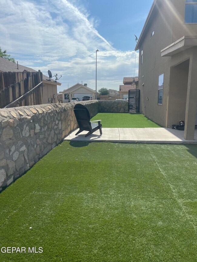 Building Photo - 809 Desert Moon Dr