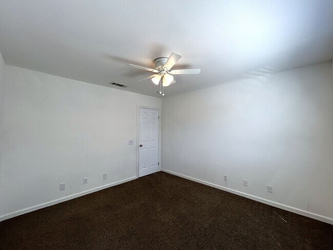 Building Photo - AVAILABLE NOW!! 3 Bedroom 2 Bath Apartment...
