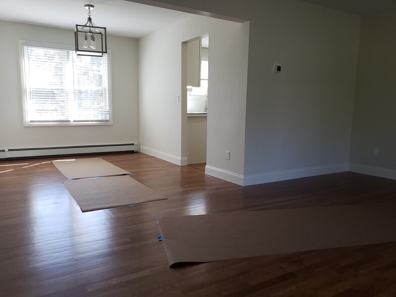 Building Photo - 34 Old East Neck Rd