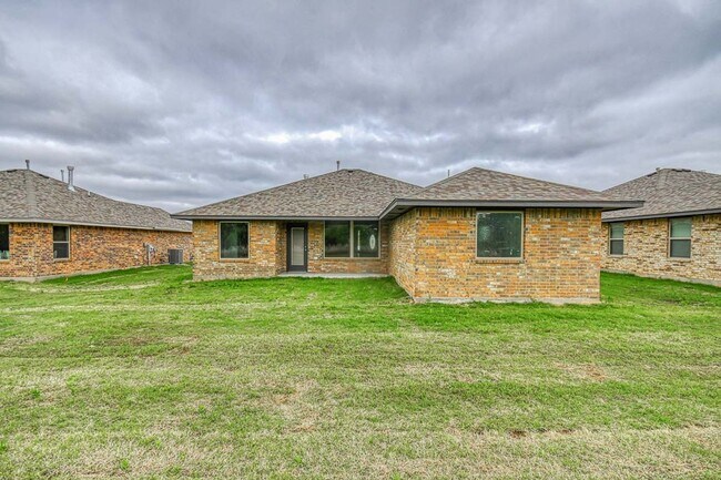 Building Photo - 1016 E Jackrabbit Ln