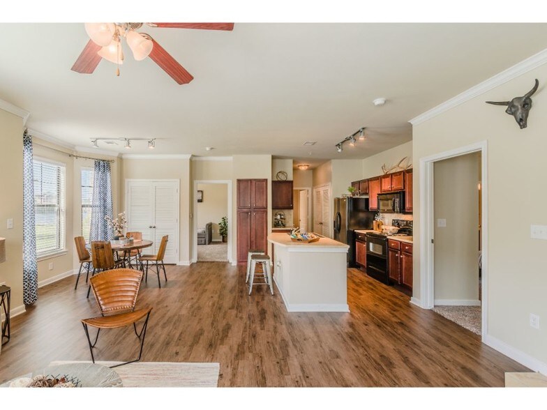 Hunter's Cove Apartments 1250 W Highway 287 Bypass Waxahachie TX