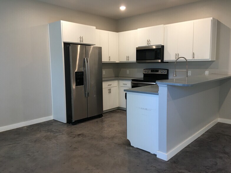 Kitchen - 10649 Brothers Ln
