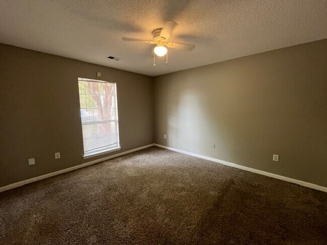 Building Photo - Renovated 3 Bedroom 2 Bath Home with 2 Car...