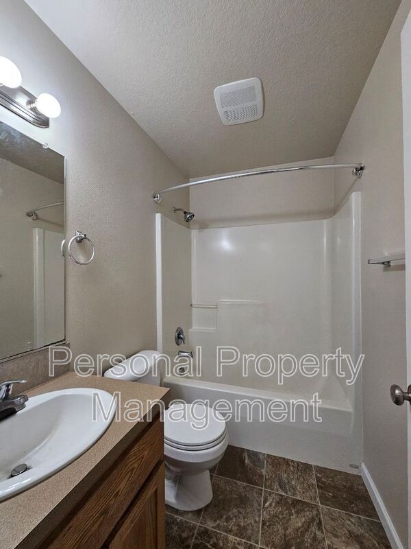 Building Photo - 11809 NE 26th Pl