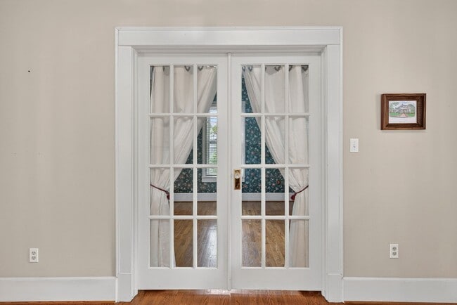 Building Photo - Charming 4BR / 3BA Historic Home with Big Backyard! BR VA