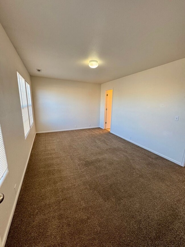 Building Photo - TWO BEDROOM TOWNHOME with AC