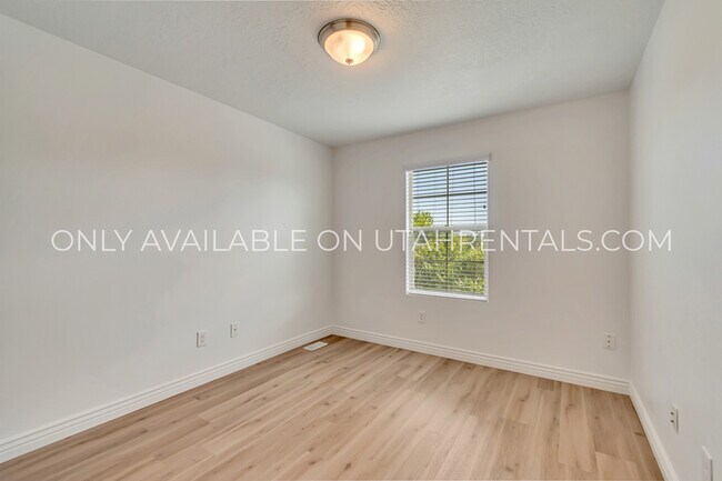 Building Photo - 142 W 3360 N