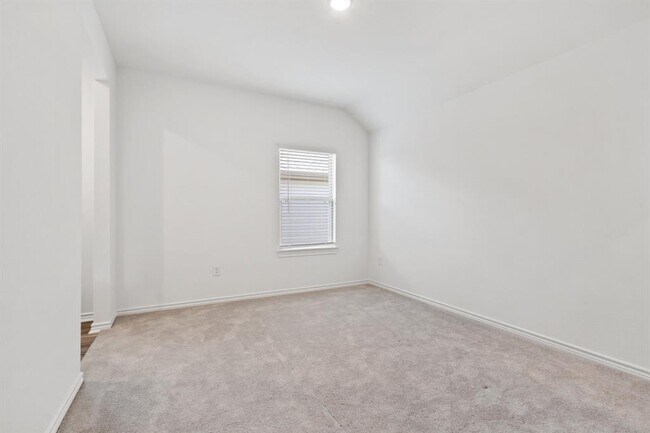 Building Photo - 15818 Dove Holw Dr