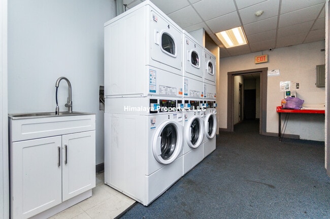 Building Photo - 448 Park Dr