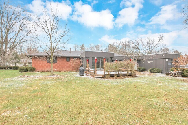 Huge yard and designer house - 162 Denison Dr