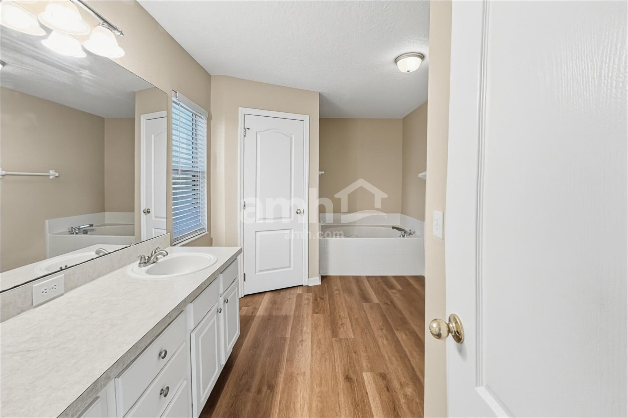 Building Photo - 660 Winding Lake Dr