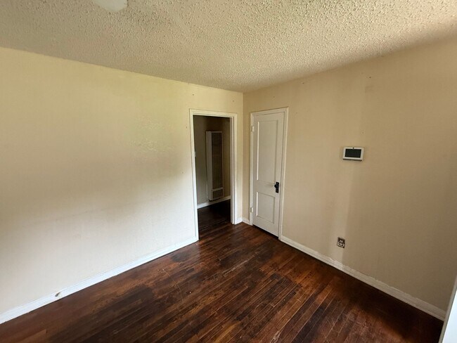 Building Photo - 3 bed 1 Bath Home