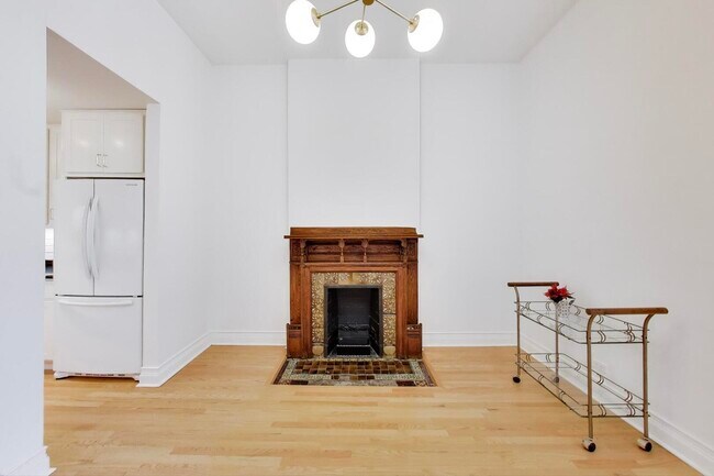 Building Photo - 1402 N La Salle Dr